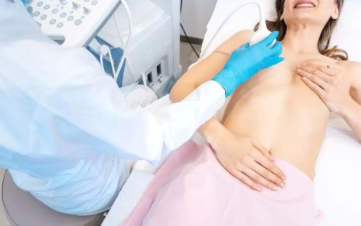 Az aspirációs citológia egy olyan diagnosztikus eljárás, amely során ultrahangos vezérlés mellett egy vékony tűt vezetünk az adott területre, hogy onnan vákuum segítségével sejtmintát vegyünk, amit aztán egy kenetre kenve a citológus mikroszkóp alatt megvizsgálhat. 