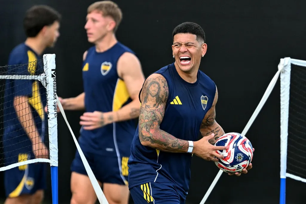 Boca Juniors' Argentine defender #06 Marcos Rojo (R) reacts during a training session at Barry University, in Miami, Florida on June 19, 2025, ahead of the Club World Cup 2025 football match between Germany's Bayern Munich and Argentina's Boca Juniors. (Photo by Chandan KHANNA / AFP)
