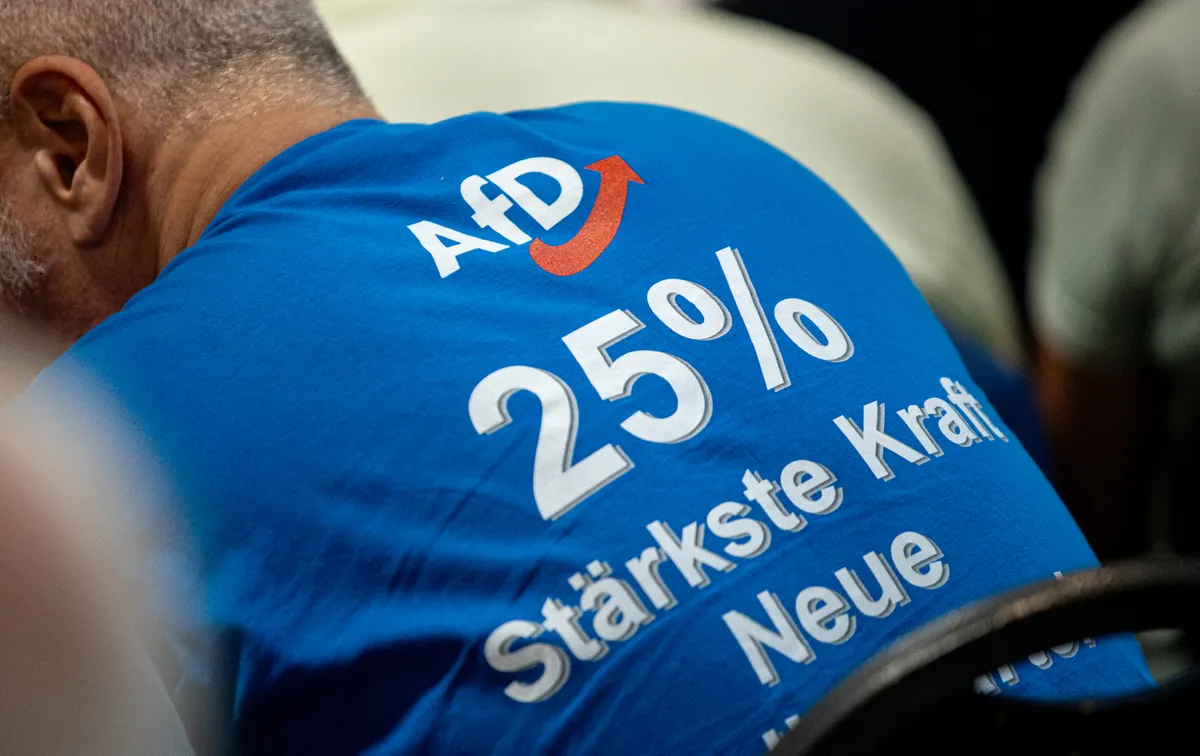 Az AfD egyre népszerűbb, a német hatóságok viszont sorozatos razziákkal támadják a párt politikusait. Bystron szerint a demokrácia forog kockán.