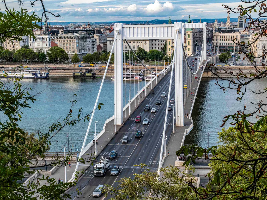 képek a múltból, régi fényképek,   Budapest, 2022. július 30.
Az Erzsébet híd a délutáni forgalom idején. Háttérben a Duna pesti oldalán lévő épületek.
MTVA/Bizományosi: Róka László 
***************************
Kedves Felhasználó!
Ez a fotó nem a Duna Méd