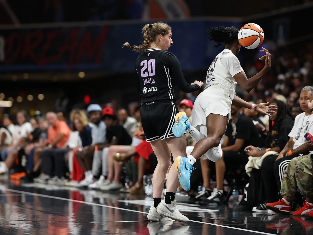 műpénisz, COLLEGE PARK, GEORGIA - JULY 29: Maya Caldwell #33 of the Atlanta Dream leaps as she saves a loose ball from going out of bounds against Kate Martin #20 of the Golden State Valkyries during the fourth quarter at Gateway Center Arena on July 29, 2025 in College Park, Georgia. NOTE TO USER: User expressly acknowledges and agrees that, by downloading and or using this photograph, User is consenting to the terms and conditions of the Getty Images License Agreement.   Kevin C. Cox/Getty Images/AFP (Photo by Kevin C. Cox / GETTY IMAGES NORTH AMERICA / Getty Images via AFP)