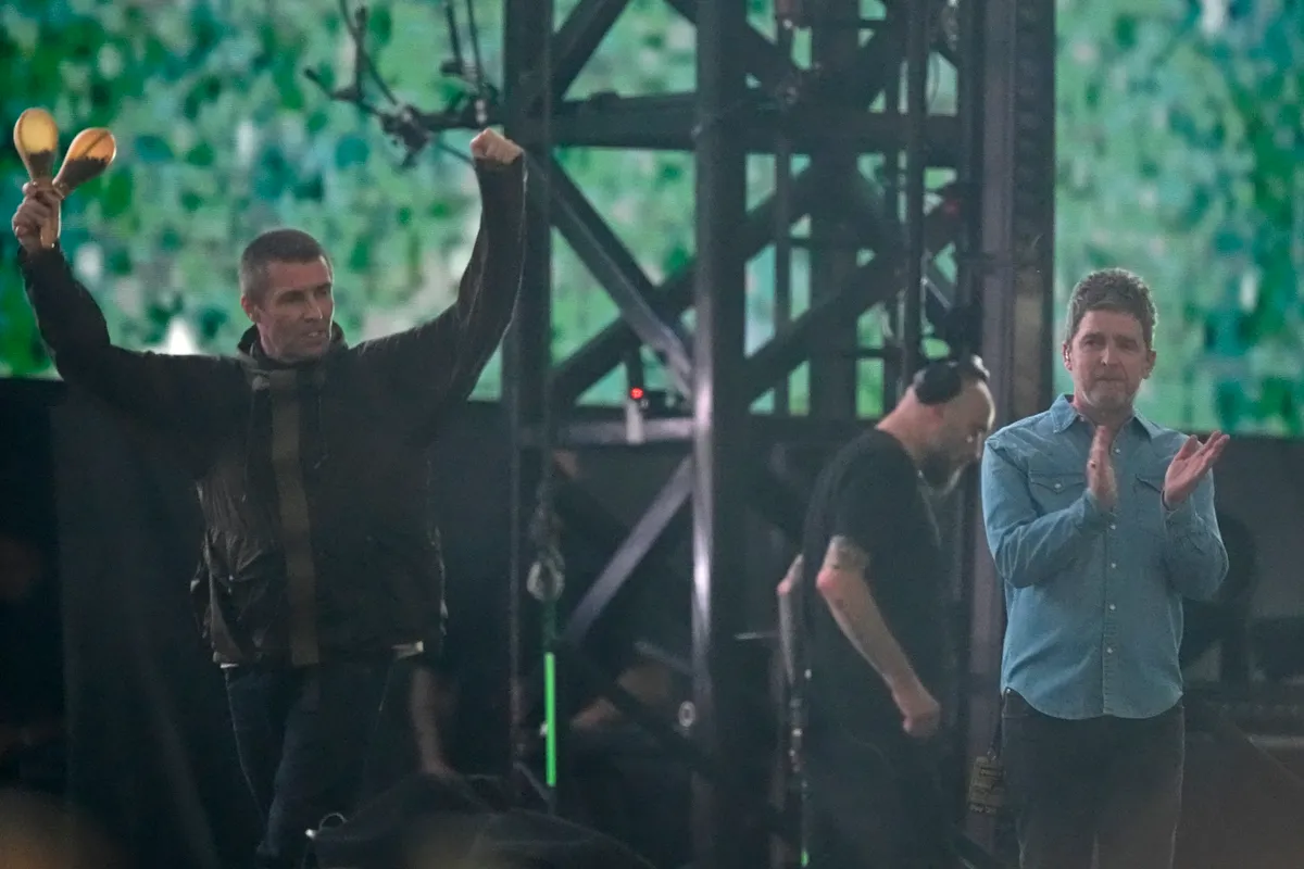 Tinder új trendet hozott: Oasis-rajongók biojukban vadásznak a teltházas koncert jegyeire.Liam Gallagher (L), lead singer and Noel Gallagher (R), singer and guitarist of British rock band Oasis take to the stage at the Principality Stadium in Cardiff on July 4, 2025, for the opening concert of their highly anticipated reunion tour nearly 16 years after last performing together. Two consecutive nights of concerts at the Principality Stadium in the Welsh capital mark the start of a 41-date run of gigs spanning the world. (Photo by AFP stringer / AFP) / RESTRICTED TO EDITORIAL USE - NOT TO BE USED AFTER JULY 3, 2026