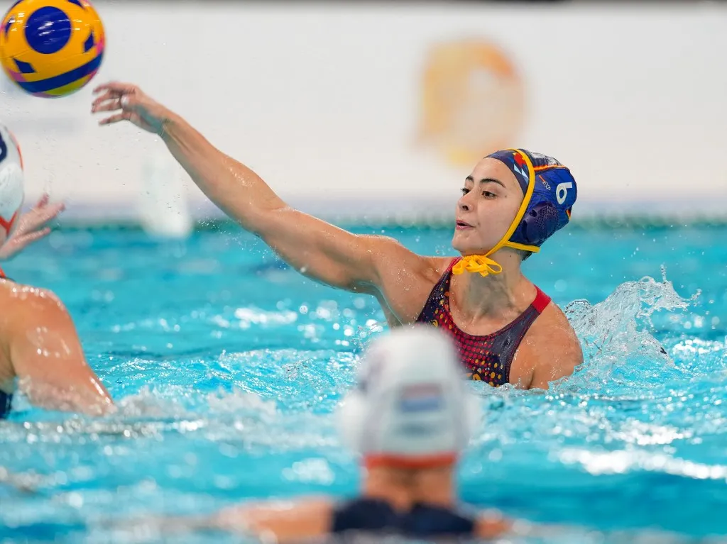 vízilabda (250420) -- CHENGDU, April 20, 2025 (Xinhua) -- Paula Crespi Barriga of Spain shoots the ball during the bronze medal match between Spain and the Netherlands at the Women's Water Polo World Cup 2025 in Chengdu, southwest China's Sichuan province, April 20, 2025. (Xinhua/Wang Xi) (Photo by Wang Xi / Xinhua via AFP)