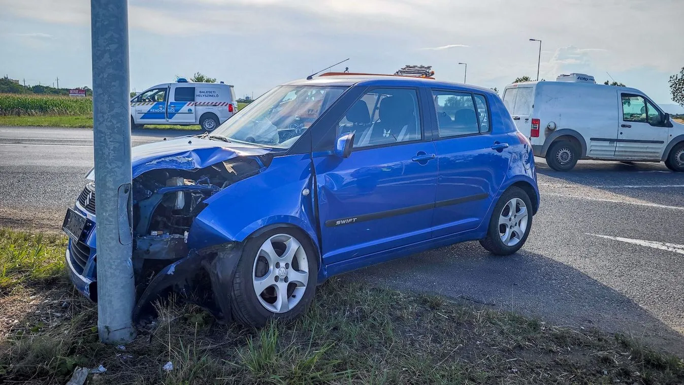 Rosszul lett a sofőr: a kisbusz helyett egy villanyoszlopnak csapódott Kép
