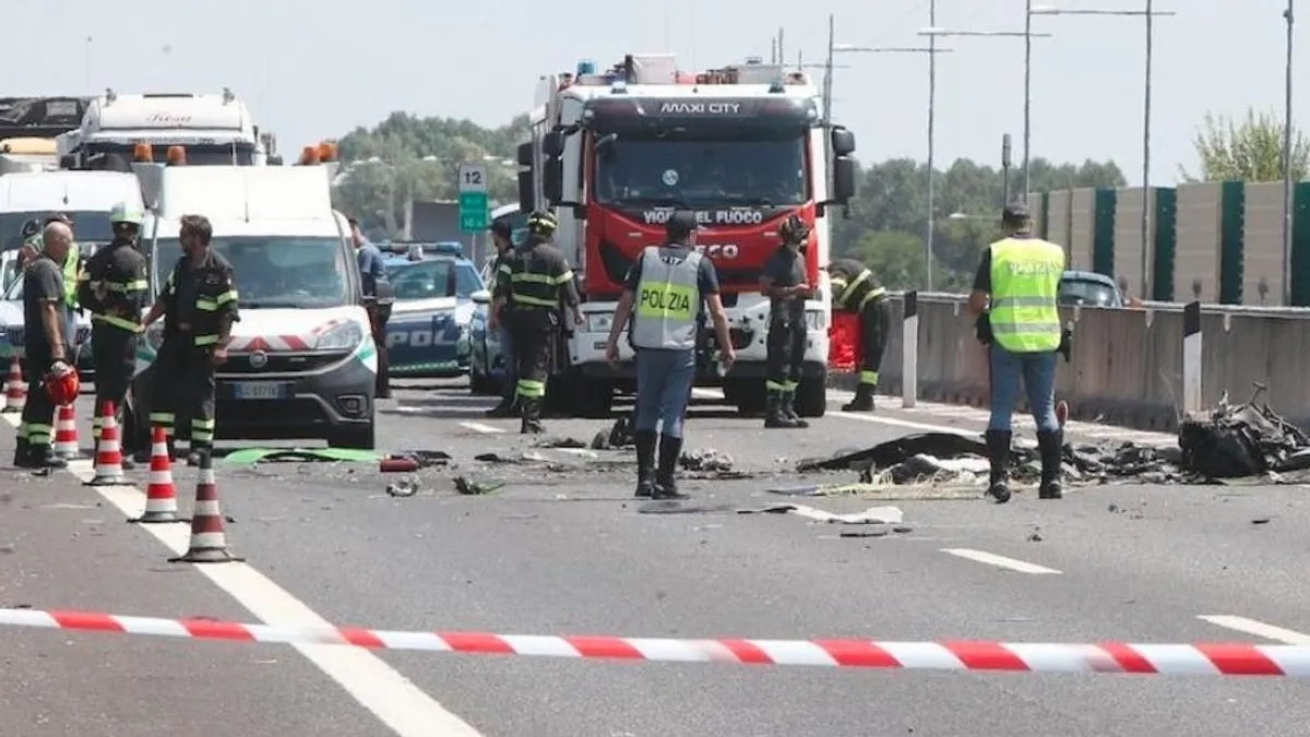 Majhno letalo strmoglavilo na avtocesto v Italiji, umrli dve osebi