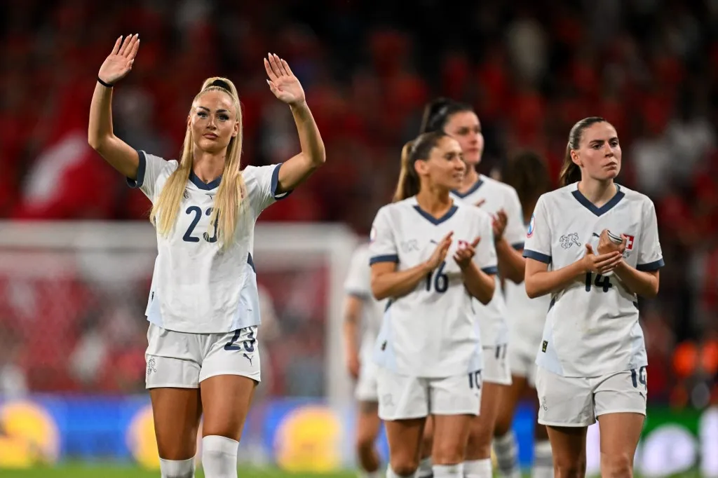 Switzerland's forward #23 Alisha Lehmann (L) greets fans after loosing the UEFA Women's Euro 2025 quarter finals football match between Spain and Switzerland at the Wankdorf stadium in Bern, northwestern Switzerland on July 18, 2025. (Photo by Fabrice COFFRINI / AFP)