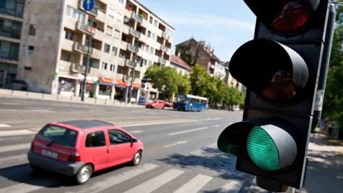 Furcsa égi jelenség tűnt fel egy kereszteződésben, találgatnak az autósok