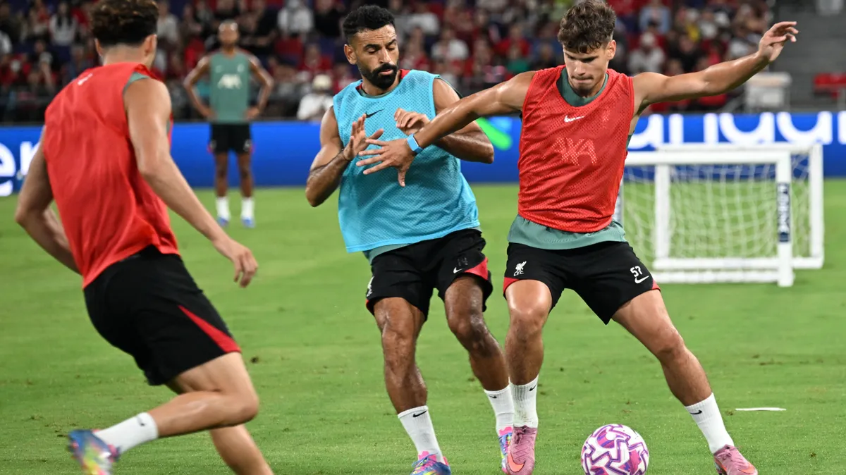A Liverpool a Manchester City mögött végez a Premier League tabelláján a szuperszámítógép szerint, Liverpool's Milos Kerkez (R) and Mohamed Salah (C) take part in a training session at the Kai Tak Stadium in Hong Kong on July 24, 2025, ahead of a friendly exhibition football match against AC Milan which will be played on July 26. (Photo by Peter PARKS / AFP)