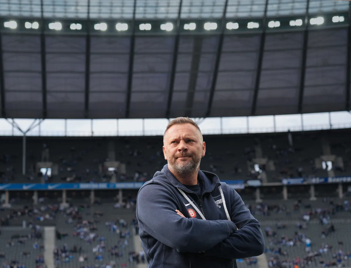 Dárdai, Dárdai Pál, 26 April 2024, Berlin: Soccer: Bundesliga 2, Hertha BSC - Hannover 96, Matchday 31, Olympiastadion, Hertha coach Pal Dardai stands in the stadium before the game. Photo: Soeren Stache/dpa - IMPORTANT NOTE: In accordance with the regulations of the DFL German Football League and the DFB German Football Association, it is prohibited to utilize or have utilized photographs taken in the stadium and/or of the match in the form of sequential images and/or video-like photo series. (Photo by SOEREN STACHE / dpa Picture-Alliance via AFP)