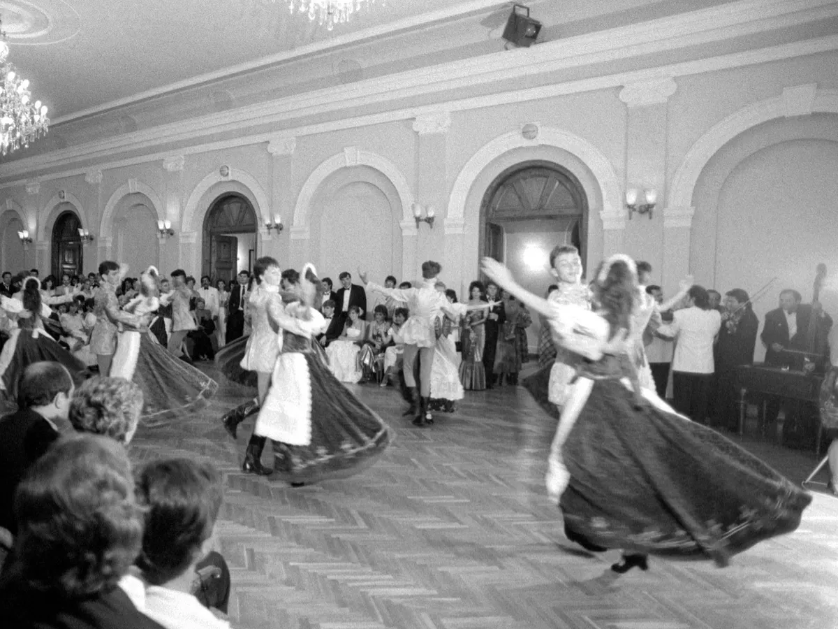 Balatonfüred, 1988. július 23.
Az Állami Balettintézet néptánc-tagozatos hallgatóinak nyitótánca a 163. Anna-bálon a SZOT Szanatórium dísztermében.
MTI Fotó: Matusz Károly