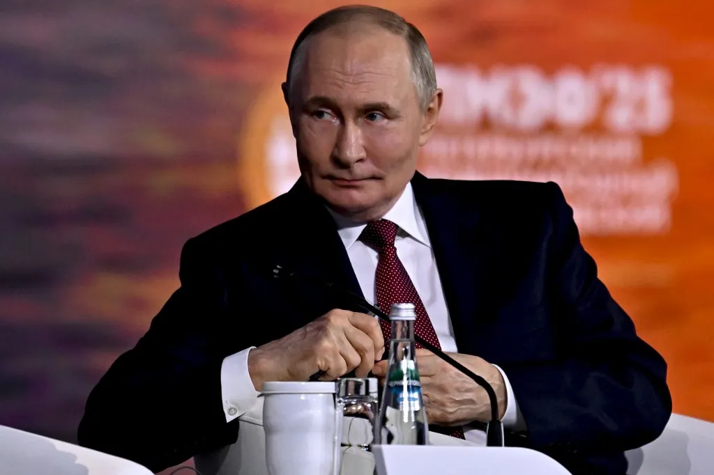 Vlagyimir Putyin orosz elnök a Szentpétervári Nemzetközi Gazdasági Fórum (SPIEF) fő ülésén Fotó: Sefa Karacan / Anadolu/AFP