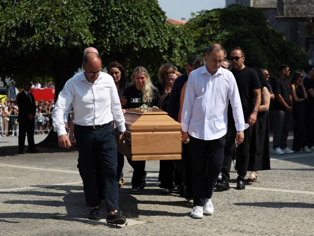 Diogo Jota temetése, DiogoJotatemetése, DiogoJota, temetés, 2025.07.05. Relatives follow the coffin of Portuguese football player Andre Silva carried out of the church after the funeral ceremony for Liverpool's Portuguese forward Diogo Jota and his brothe