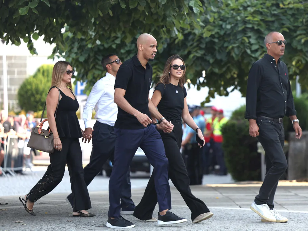 Diogo Jota temetése, DiogoJotatemetése, DiogoJota, temetés, 2025.07.05. Brazilian football player Fabinho (C) arrives for the funerals of Liverpool's Portuguese forward Diogo Jota and his brother Andre Silva at the Mother Church of Gondomar, on the outski