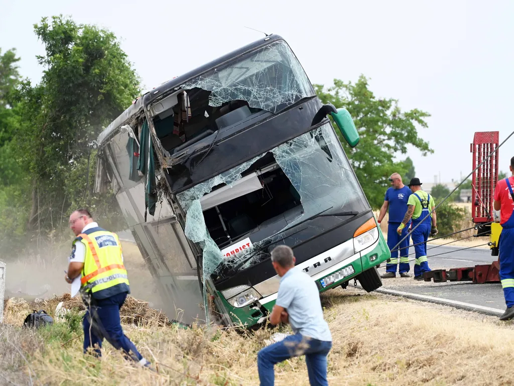 Sokan megsérültek a 442-es úton hajnalban történt buszbalesetben