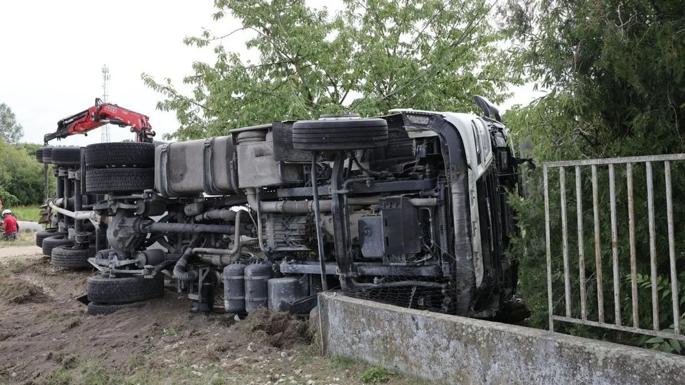  Rosszul lett a sofőr, árokba borult a kamion Kép
