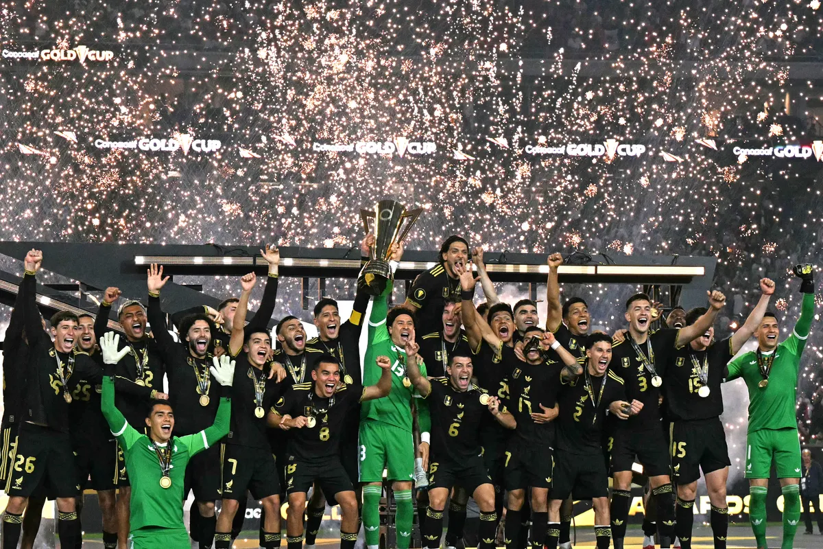 mexikói válogatott Mexico's players celebrate their team's victory with the trophy at the end of the Concacaf Gold Cup final football match between Mexico and USA at NRG Stadium in Houston, Texas on July 6, 2025. (Photo by Chandan Khanna / AFP)