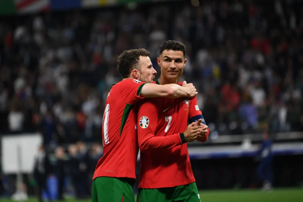 FRANKFURT, GERMANY - JULY 01: Cristiano Ronaldo and Diogo Jota of Portugal celebrate victory after the UEFA EURO 2024 round of 16 match between Portugal and Slovenia at Deutsche Bank Park in Frankfurt, Germany on July 1, 2024. Hesham Elsherif / Anadolu (Photo by Hesham Elsherif / Anadolu via AFP)