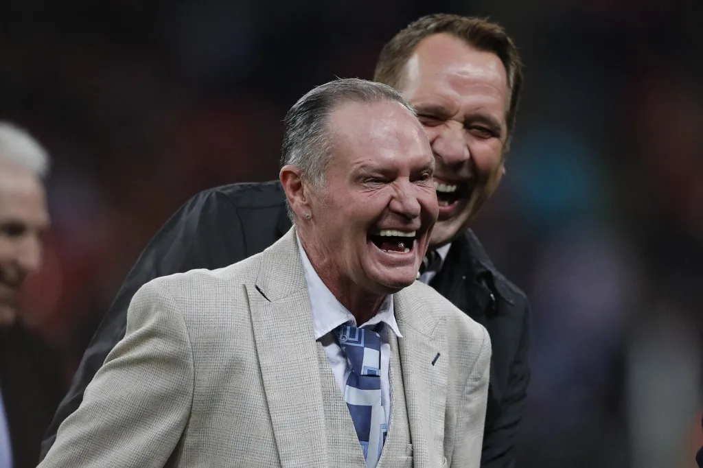 Former England players Paul Gascoigne (L) and David Seaman (R) share a joke as they parade on the pitch at half time as England celebrate playing their 1,000th International match, during the UEFA Euro 2020 qualifying first round Group A football match between England and Montenegro at Wembley Stadium in London on November 14, 2019. (Photo by Adrian DENNIS / AFP) / NOT FOR MARKETING OR ADVERTISING USE / RESTRICTED TO EDITORIAL USE