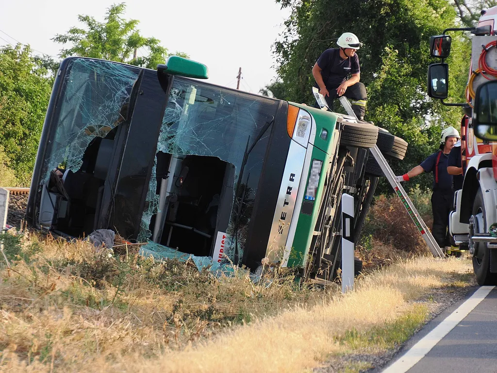 Sokan megsérültek a 442-es úton hajnalban történt buszbalesetben