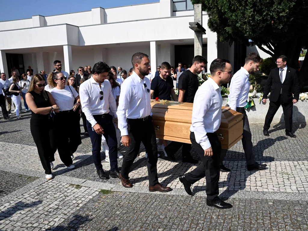 Diogo Jota temetése, DiogoJotatemetése, DiogoJota, temetés, 2025.07.05. Former teammates carry the coffins during the funerals of Liverpool's Portuguese forward Diogo Jota and his brother Andre Silva at the Mother Church of Gondomar, on the outskirts of P