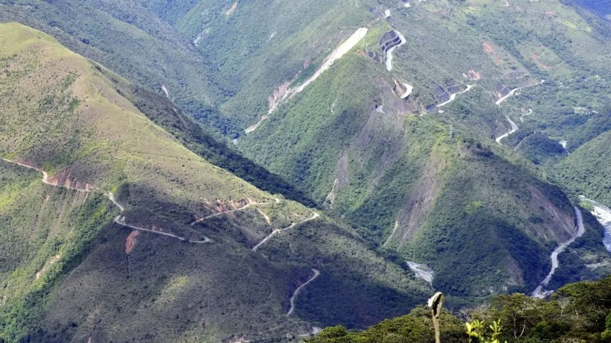 Halálos kanyarok és szédítő szakadékok: összegyűjtöttük a világ legveszélyesebb szerpentinjeit