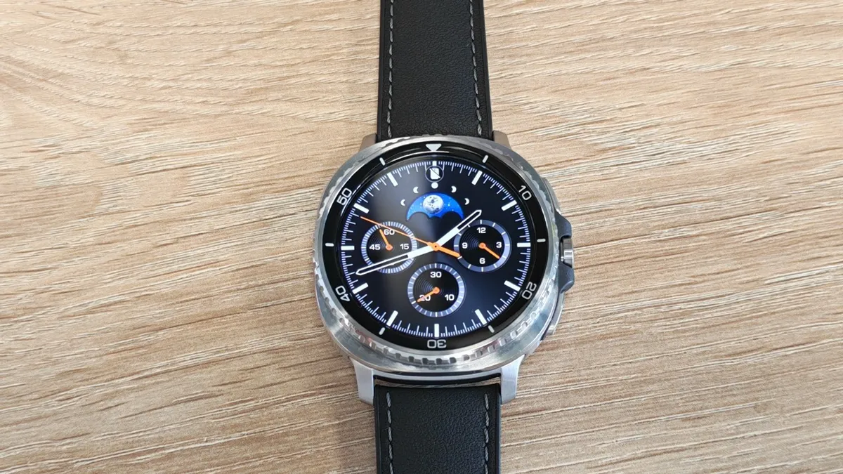 A tavalyi modell, a Samsung Galaxy Watch8 Classic,  forgatható lünettával