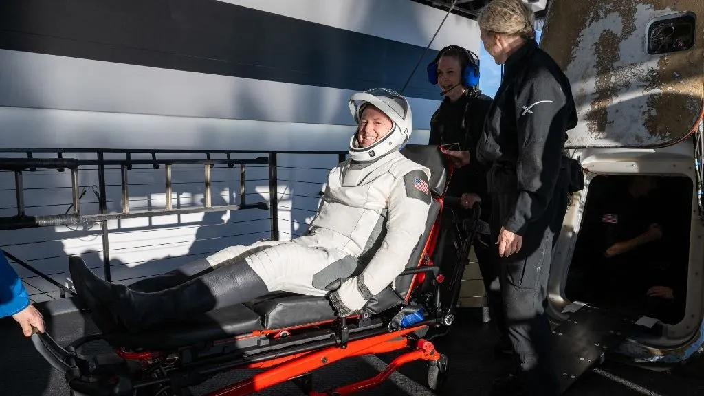 rehabilitáció This photo provided by NASA shows NASA astronaut Butch Wilmore being helped out of a SpaceX Dragon spacecraft on board the SpaceX recovery ship MEGAN after he, NASA astronauts Suni Williams, Butch Wilmore, and Roscosmos cosmonaut Aleksandr Gorbunov landed in the water off the coast of Tallahassee, Florida, on March 18, 2025. (Photo by Keegan Barber / NASA / AFP) / RESTRICTED TO EDITORIAL USE - MANDATORY CREDIT "AFP PHOTO / NASA / Keegan Barber" - NO MARKETING NO ADVERTISING CAMPAIGNS - DISTRIBUTED AS A SERVICE TO CLIENTS