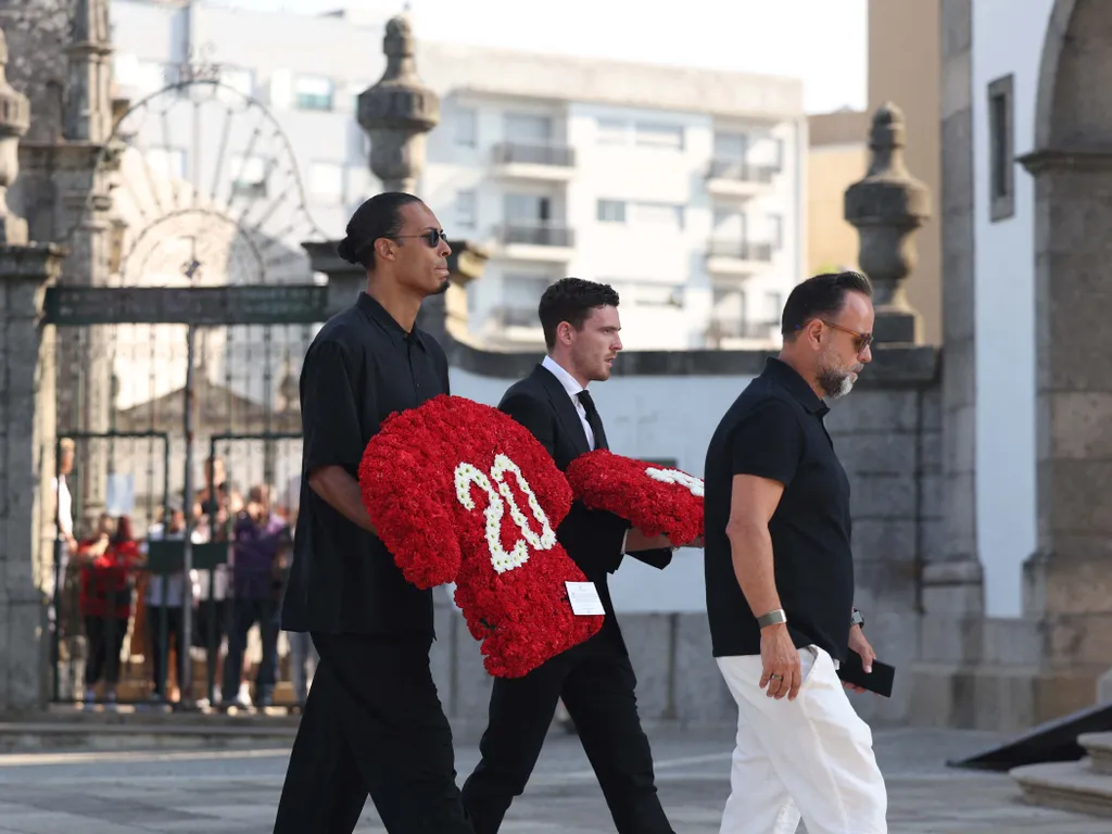 Diogo Jota temetése, DiogoJotatemetése, DiogoJota, temetés, 2025.07.05. Liverpool's Dutch defender Virgil van Dijk (L) and Liverpool's Scottish defender Andy Robertson (C) arrive for the funerals of Liverpool's Portuguese forward Diogo Jota and his brothe