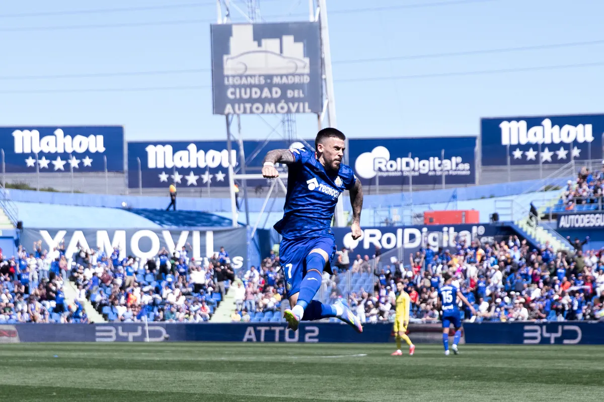 Carles Perez of Getafe celebrates a goal during the La Liga 2024/25 match between Getafe and Villarreal at Coliseum Stadium in Madrid, Spain, on March 30. (Photo by Guillermo Martinez) (Photo by Guillermo Martinez / NurPhoto via AFP), herén harapta,