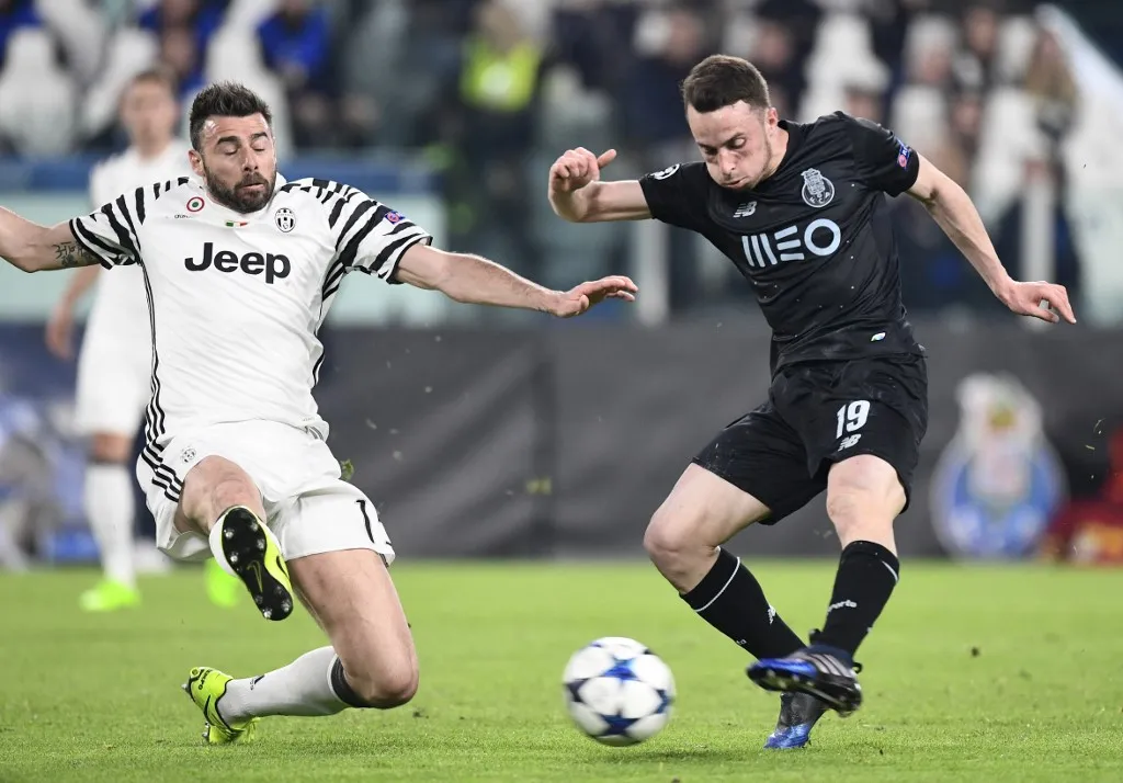Porto's Portuguese striker Diogo Jota (R) vies with Juventus' defender from Italy Andrea Barzagli during the UEFA Champions League football match Juventus vs FC Porto on March 14, 2017 at the Juventus stadium in Turin. Juventus won 1-0. (Photo by MIGUEL MEDINA / AFP)
