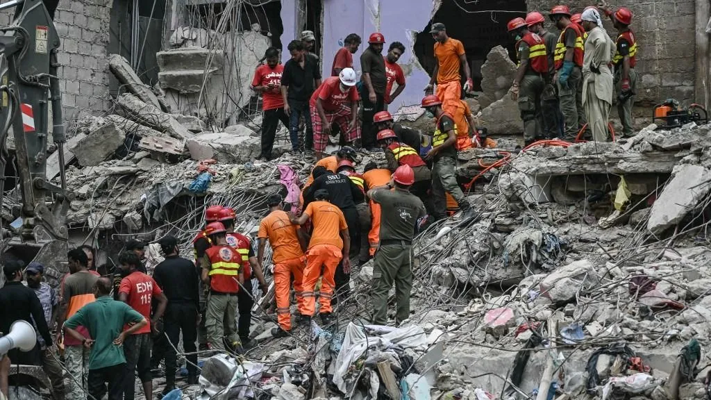 házomlás, Rescue workers conduct a search operation amid the debris of a collapsed residential building in Karachi on July 5, 2025. Rescue teams pulled more bodies from the rubble of a five-storey building collapse in Pakistan overnight, taking the toll on July 5 to 14 as the recovery operation continued for a second day. (Photo by Rizwan TABASSUM / AFP)