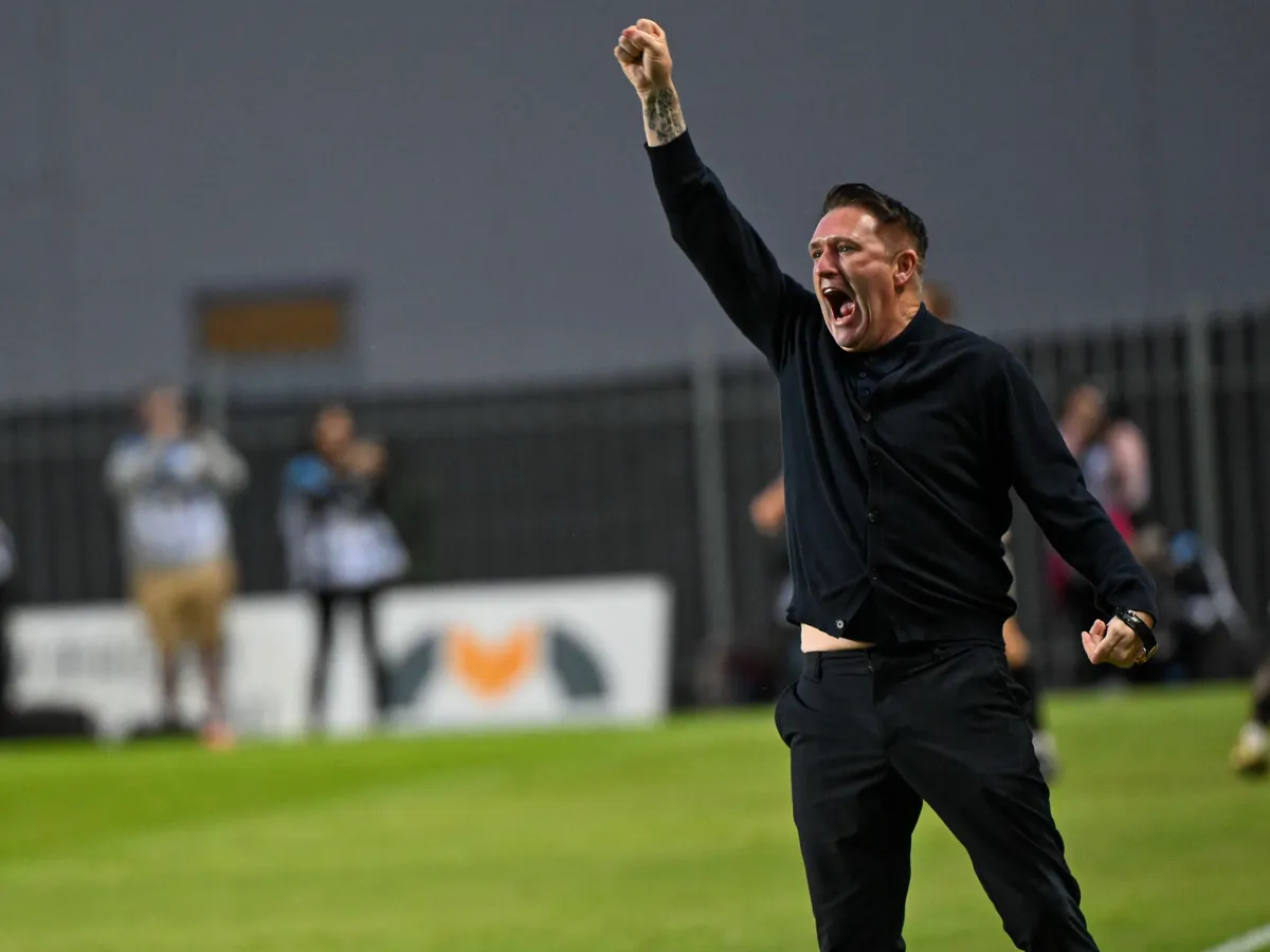 Fradi Győr, 2025. május 24.
Robbie Keane, a Ferencváros vezetőedzője csapat első gólja után a labdarúgó OTP Bank Liga utolsó, 33. fordulójában játszott ETO FC Győr - Ferencvárosi TC mérkőzésen a győri ETO Stadionban 2025. május 24-én.
MTI/Illyés Tibor