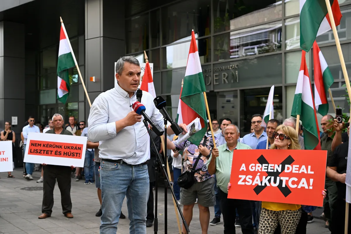magyar gazdák, Budapest, 2025. július 16.Papp Zsolt, a NAK elnöke a Nemzeti Agrárgazdasági Kamara (NAK) és a Magyar Gazdakörök és Gazdaszövetkezetek Szövetsége (MAGOSZ) szervezésében, az Európai Bizottság agrártámogatások csökkentését célzó terve miatt tartott demonstráción Budapesten, az Európai Unió Háza előtt 2025. július 16-án.MTI/Purger Tamás