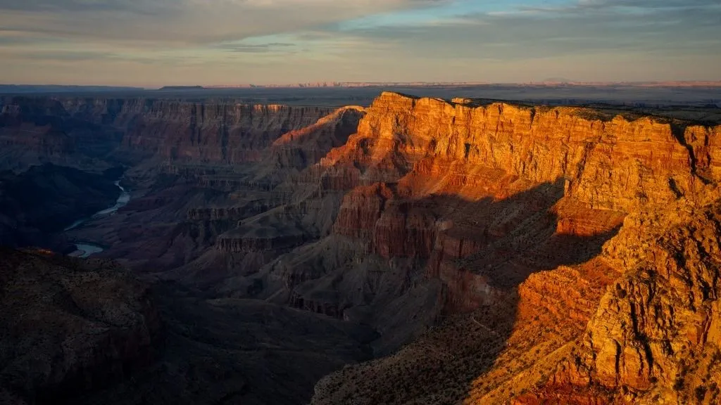 túrázó, GRAND CANYON, ARIZONA - FEBRUARY 22: The Colorado River flows through the Grand Canyon on February 22, 2025 in Grand Canyon, Arizona. The Trump administration is planning to restore jobs for dozens of National Park Service employees after laying off approximately 1,000 probationary employees amid a wave of federal work force cuts. In addition, the Trump administration has pledged to restore 50 jobs along with the hiring of an additional 3,000 seasonal workers.   Brandon Bell/Getty Images/AFP (Photo by Brandon Bell / GETTY IMAGES NORTH AMERICA / Getty Images via AFP)