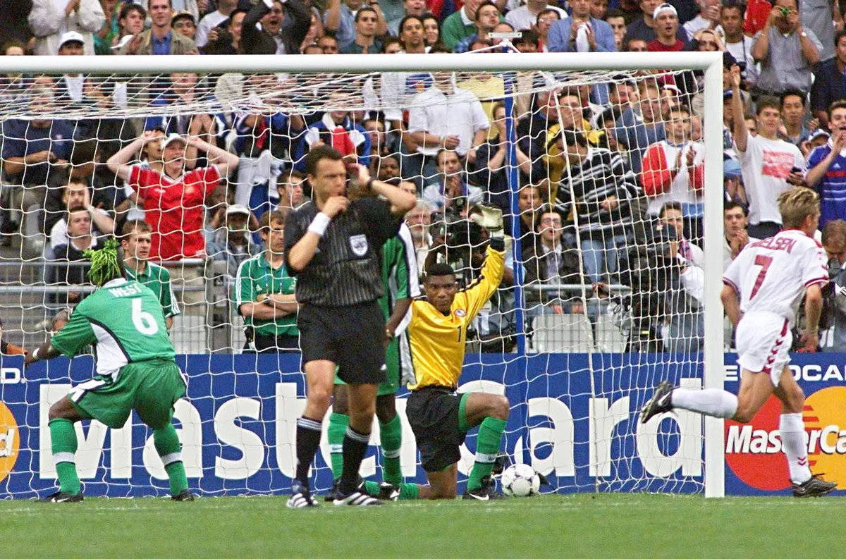meghalt, Nigerian goalkeeper Peter Rufai (2nd R) reacts after letting failing to save a shot by Danish forward Brian Laudrup (not pictured) who scored Denmark's second goal as Danish midfielder Allan Nielsen (R) jubilates 28 June at the Stade de France in Saint-Denis, during their 1998 Soccer World Cup second round match. (ELECTRONIC IMAGE) AFP PHOTO (Photo by Romeo GACAD / AFP)