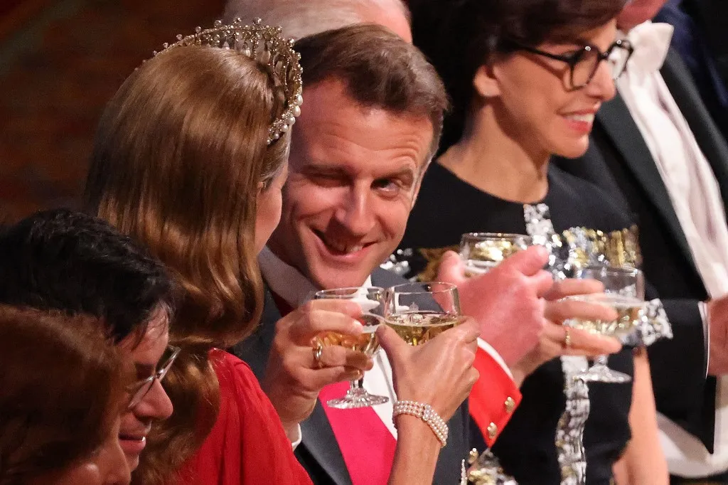 Emmanuel Macron pajkosan Katalin hercegnére kacsintott (Fotó: LUDOVIC MARIN / POOL)