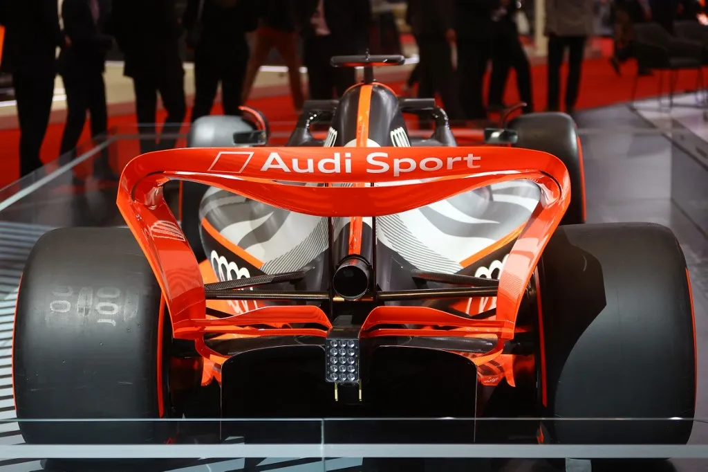Forma-1 A picture taken on October 6, 2023, shows a model Audi F1 car on display during the opening ceremony of the Geneva International Motor Show (GIMS) at the Doha Exhibition and Convention Center in Doha. (Photo by KARIM JAAFAR / AFP)