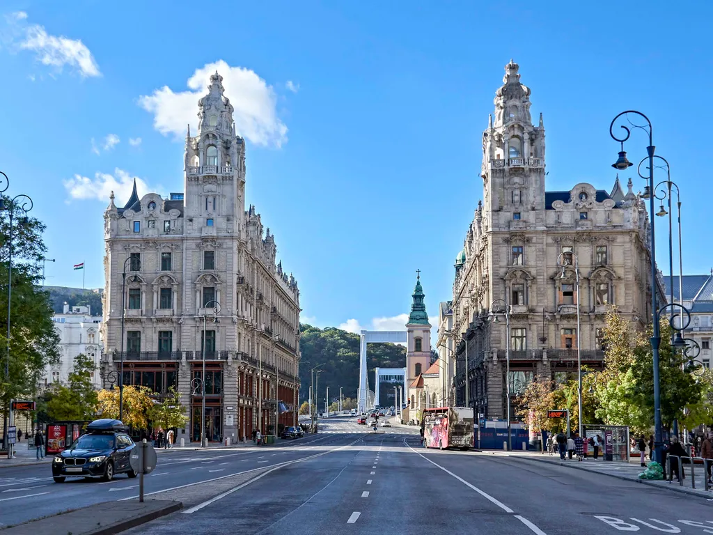 képek a múltból, régi fényképek, Budapest, 2023. november 12.
A Klotild paloták (a pesti népnyelvben: "Klotild" és "Matild") néven ismert két jellegzetes angol neobarokk, eklektikus épület Budapest V. kerületében, a Ferenciek terén, háttérben az Erzsébet 