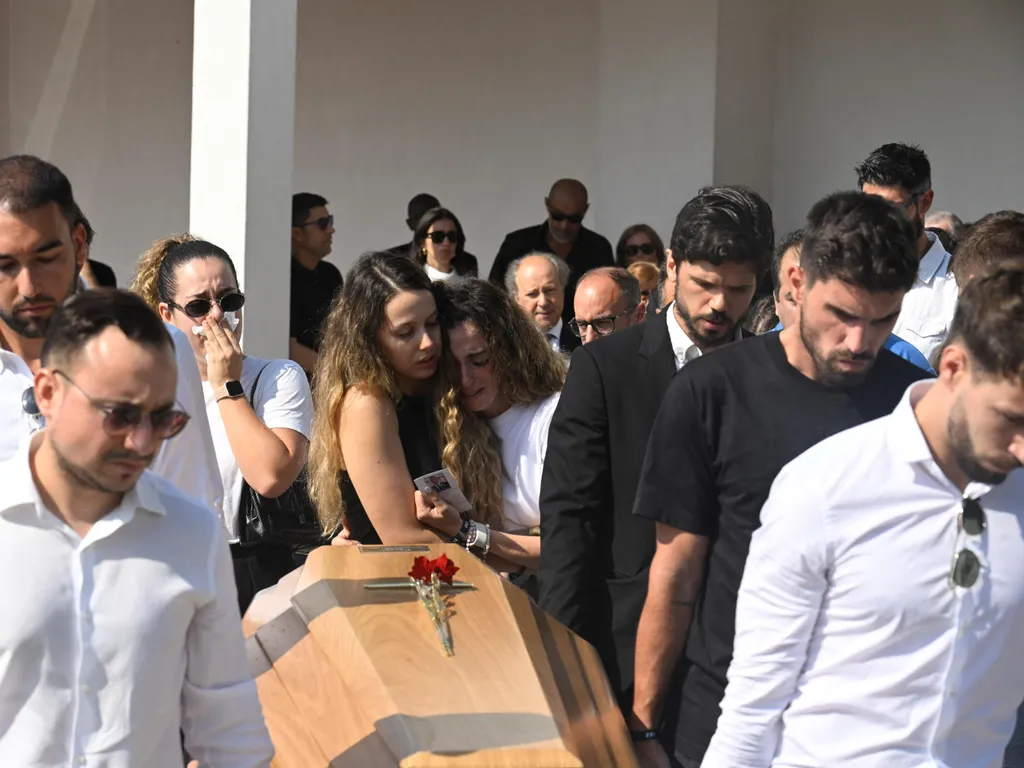 Diogo Jota temetése, DiogoJotatemetése, DiogoJota, temetés, 2025.07.05.  Diogo Jota's wife Rute Cardoso (C,R) and her sister react as former teammates carry the coffin during the funerals of Liverpool's Portuguese forward Diogo Jota and his brother Andre 