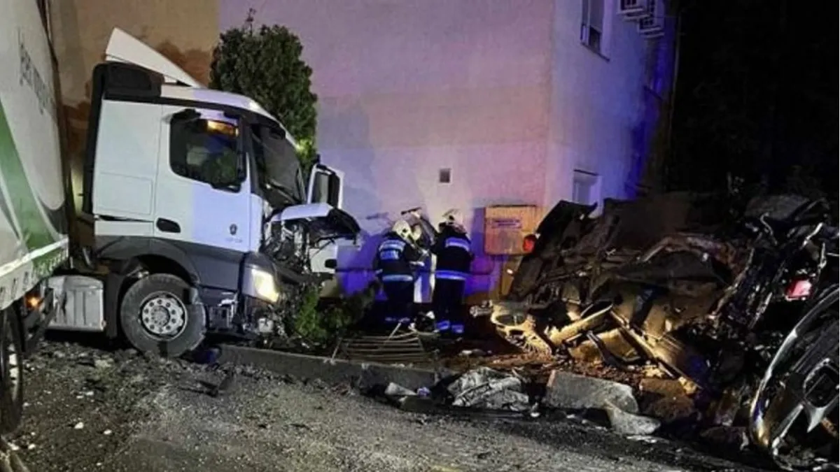 Halálos baleset: egy kamion gyűrte le a személyautót
