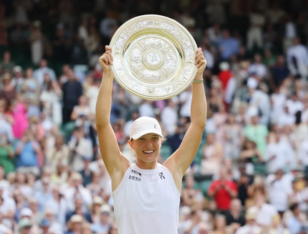 Iga Swiatek of Poland holds Venus Rosewater Dish (trophy) after winning ladies' singles final match on the day thirteen of the Wimbledon Tennis Championships at the All England Lawn Tennis and Croquet Club in London, the United Kingdom on July 12, 2025. Iga Swiatek won the match by 6-0 and 6-0 to claim her first Wimbledon victory.     ( The Yomiuri Shimbun ) (Photo by Daisuke Urakami / The Yomiuri Shimbun via AFP)