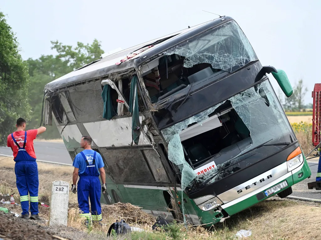 Sokan megsérültek a 442-es úton hajnalban történt buszbalesetben