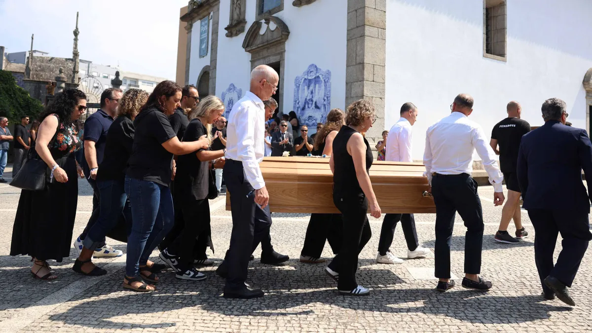 Diogo Jota temetése, DiogoJotatemetése, DiogoJota, temetés, 2025.07.05. Relatives follow the coffin of Portuguese football player Andre Silva carried out of the church after the funeral ceremony for Liverpool's Portuguese forward Diogo Jota and his brother Andre Silva at the Mother Church of Gondomar, on the outskirts of Porto, on July 5, 2025. Liverpool forward Diogo Jota and his brother died in a car crash in Spain on July 3, 2025, sparking widespread grief just after the Portugal star had got married. (Photo by FILIPE AMORIM / AFP)