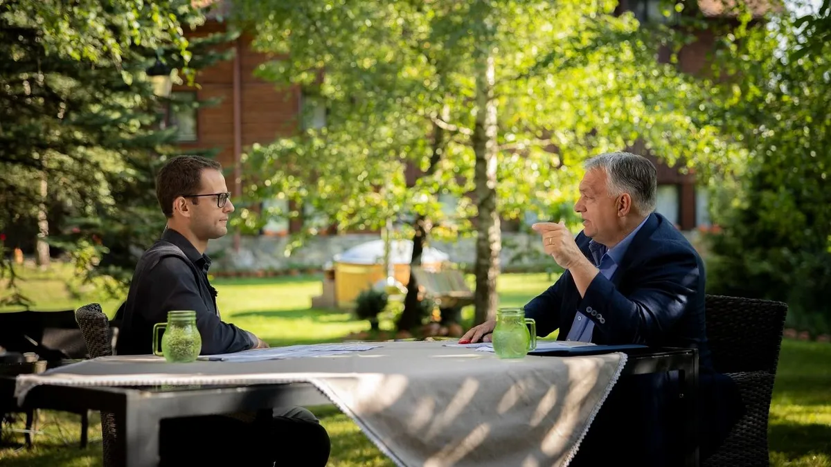 Orbán Viktor miniszterelnök (j) interjút ad Törőcsik Zsoltnak a Kossuth Rádió Jó reggelt, Magyarország! című műsorában a közmédia tusnádfürdői (Tusványos) stúdiójában, 2025. július 25-én (Fotó: MTI/Miniszterelnöki Kommunikációs Főosztály/Fischer Zoltán)