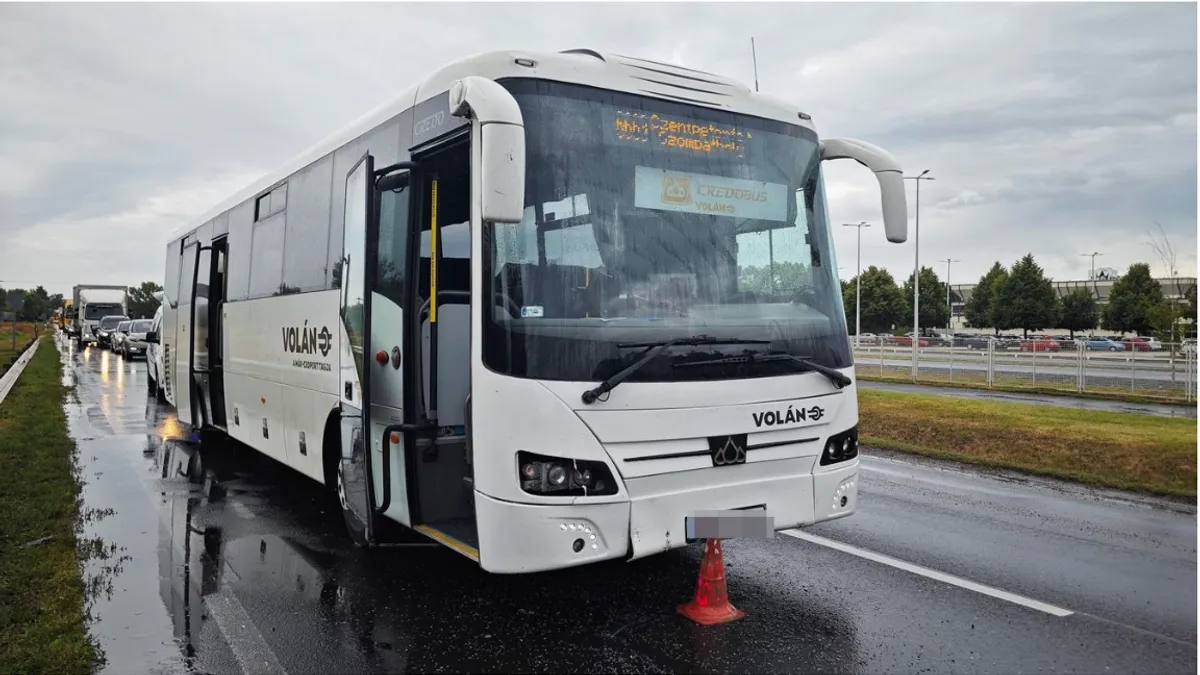 Busz préselte a személyautót a kamionba, óriási a torlódás – fotók a helyszínről