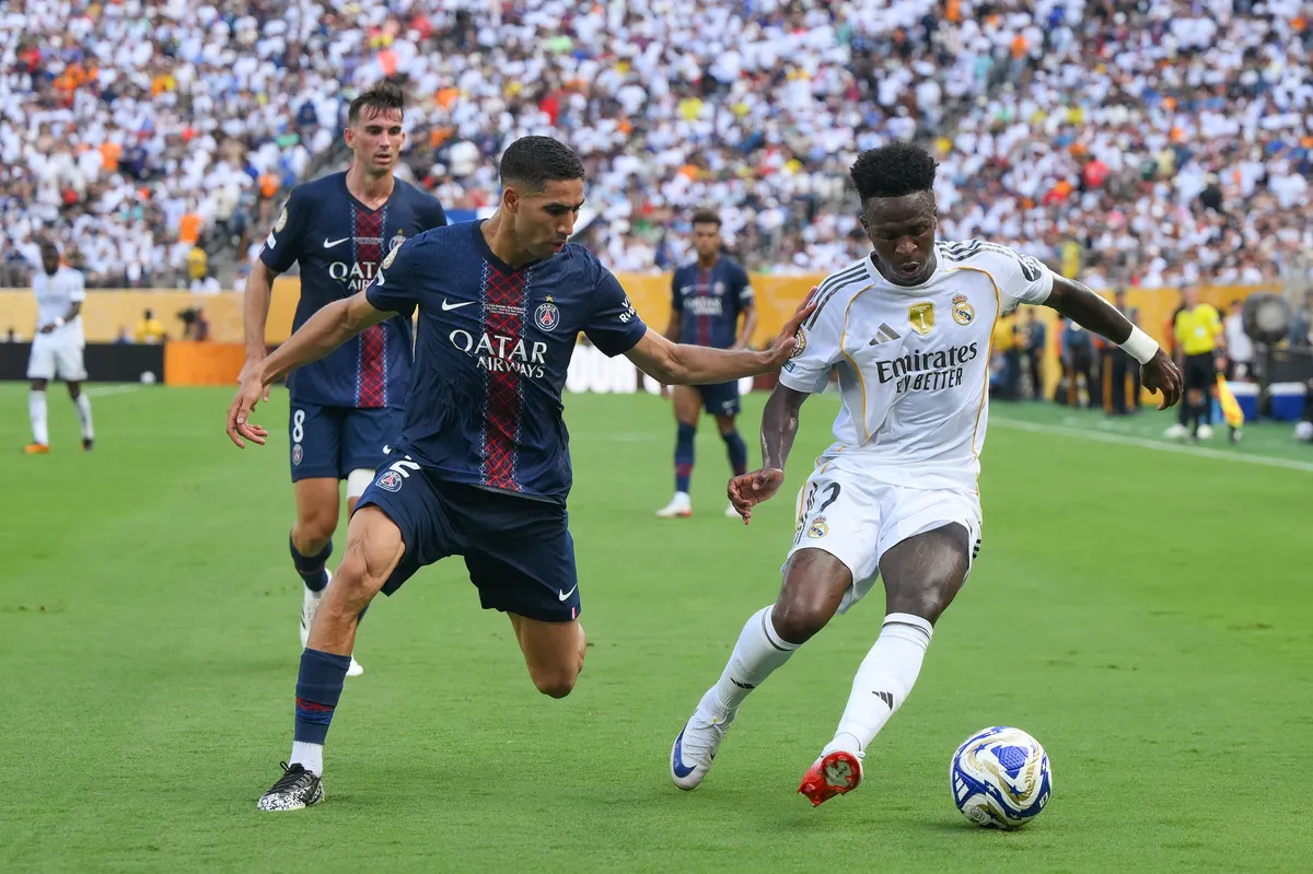 EAST RUTHERFORD, NEW JERSEY - JULY 09: Vinícius Júnior of Real Madrid competes for the ball with Achraf Hakimi #2 of Paris Saint-Germain during the FIFA Club World Cup 2025 semi-final match between Paris Saint-Germain and Real Madrid CF at MetLife Stadium on July 09, 2025 in East Rutherford, New Jersey.   David Ramos/Getty Images/AFP (Photo by David Ramos / GETTY IMAGES NORTH AMERICA / Getty Images via AFP) Madrid