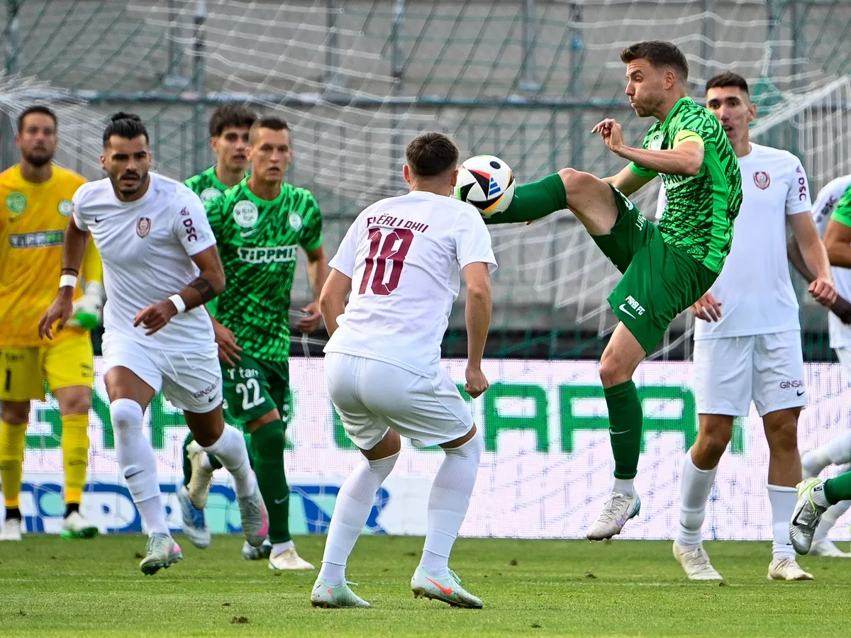 Paks, 2025. július 10.
Haraszti Zsolt, a Paks (k) játékosa a labdarúgó Európa-liga selejtezőjének első fordulójában játszott Paksi FC - CFR Cluj mérkőzésen Pakson, a Fehérvári úti stadionban 2025. július 10-én.
MTI/Szigetváry Zsolt