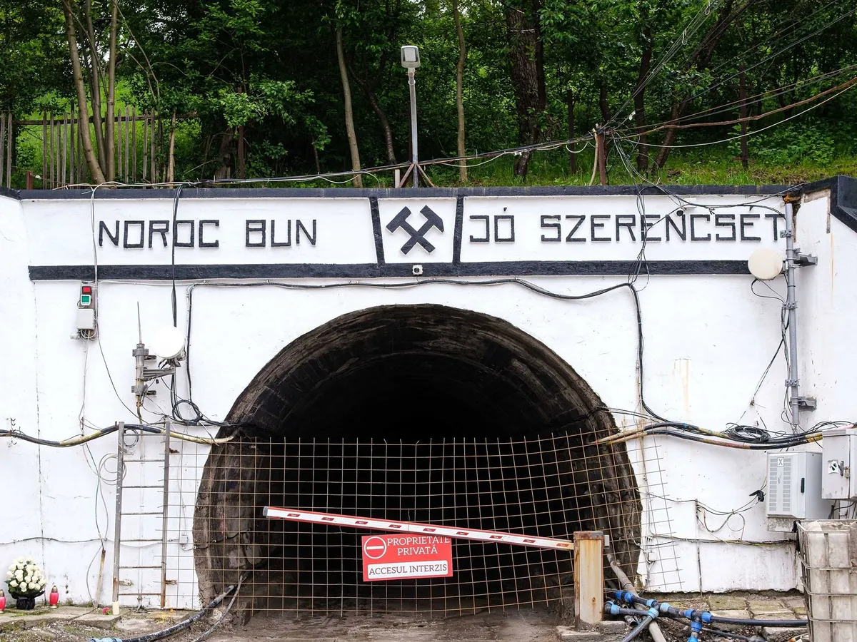 Parajd, 2025. május 30.A vízzel elárasztott parajdi sóbánya lezárt bejárata 2025. május 30-án. Miután a Korond-pataknak a Só-szorosban lévő mederszakaszán kialakult víznyelőkbe ömlő víz teljesen feltöltötte a parajdi sóbánya tárnáit, a folyam visszatért a medrébe. Az előző napon fel kellett adni a föld alatti védekezést a sóbányánál, miután nem sikerült megóvni a beáramló víztől a létesítmény legújabb részlegét, a Telegdy-bányát.MTI/Veres Nándor