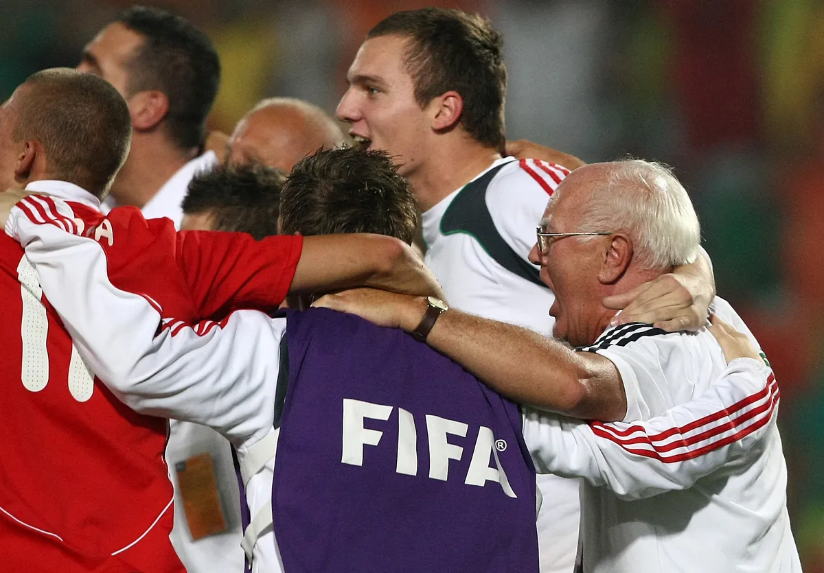 Hungarys head coach Sandor Egervari (R) celebrates with players and staff after winning their FIFA U-20 World Cup third place play-off football match against Costa Rica in Cairo on October 16, 2009. Hungary won 2-0 on penalty shots after a 1-1 draw. AFP PHOTO/CRIS BOURONCLE (Photo by CRIS BOURONCLE / AFP)