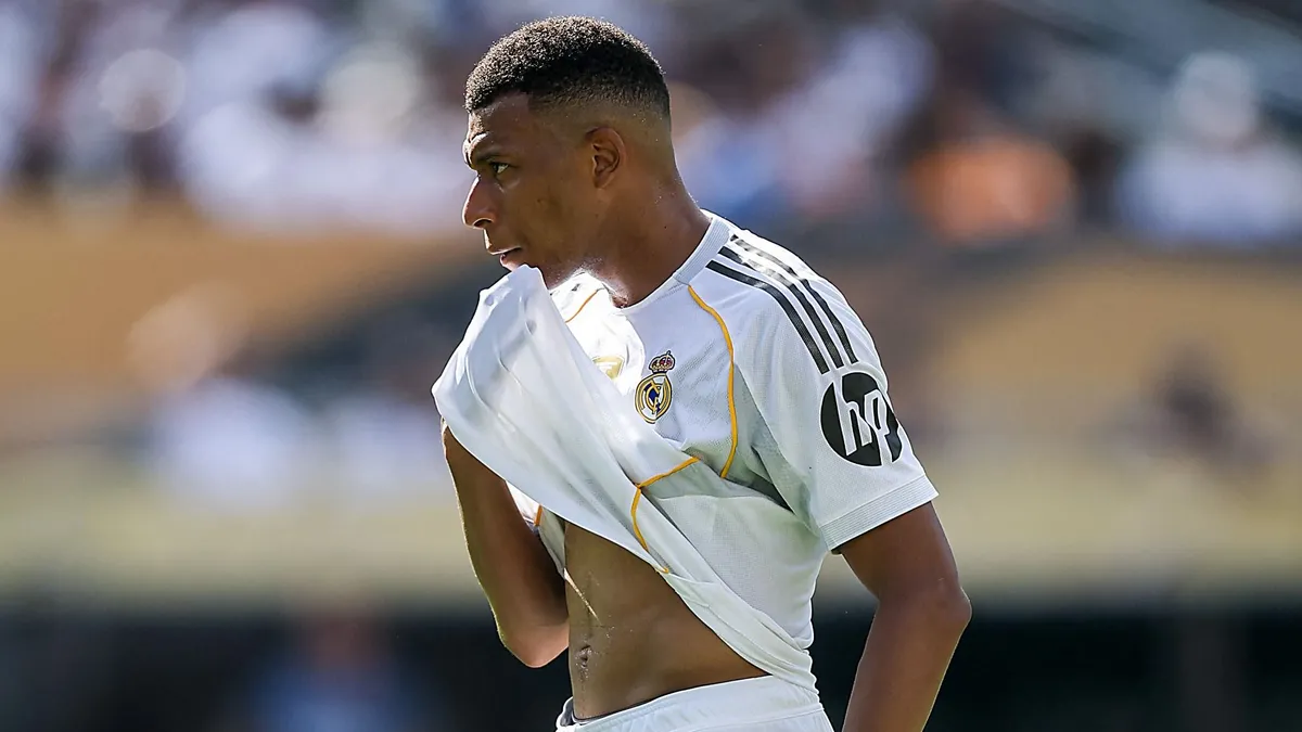 EAST RUTHERFORD, NEW JERSEY - JULY 09: Kylian Mbappe #9 of Real Madrid C.F. during the FIFA Club World Cup 2025 semi-final match between Paris Saint-Germain and Real Madrid CF at MetLife Stadium on July 09, 2025 in East Rutherford, New Jersey.   Buda Mendes/Getty Images/AFP (Photo by Buda Mendes / GETTY IMAGES NORTH AMERICA / Getty Images via AFP) Mbappé
